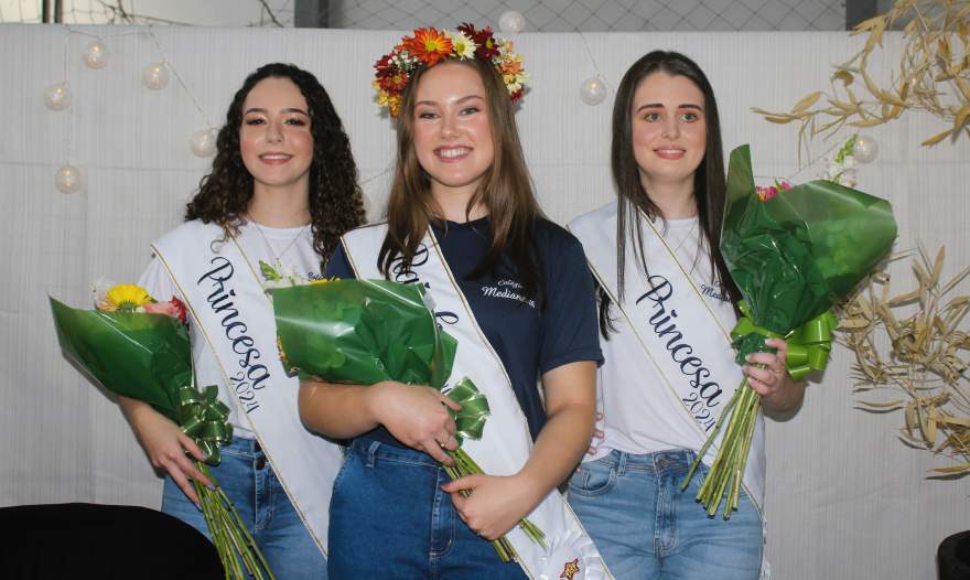 As Princesas Vitória Silveira e  Alice Rodrigues com a  Rainha Amanda Mundstok.