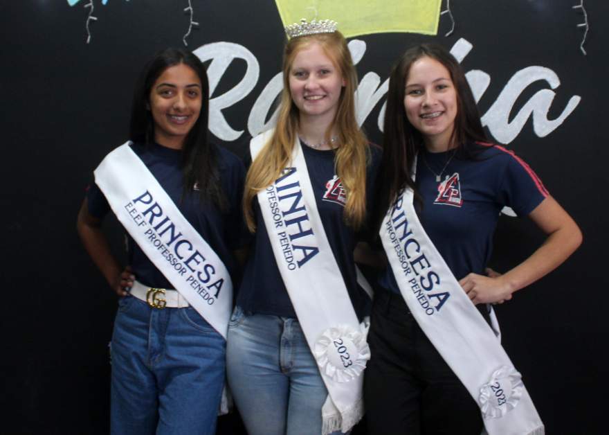 Corte de 2023, composta pela Rainha Diemily Borstmann e as princesas Raissa Lopes e Roberta Machado