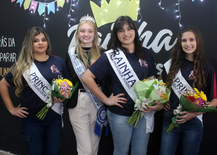 Corte eleita junto à bela Manuela Dumke, princesa dos estudante de Candelária e uma das juradas do concurso