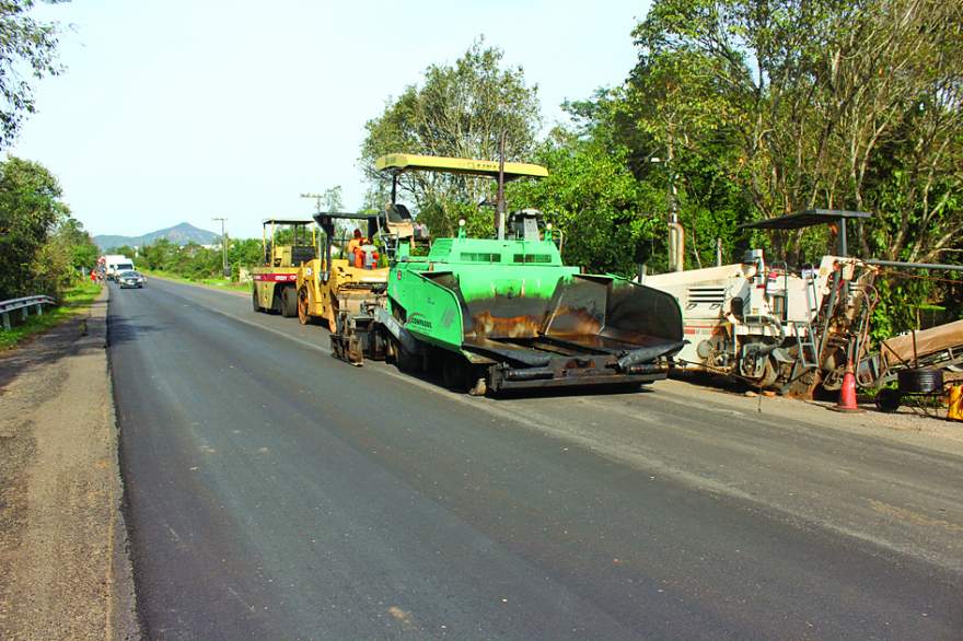 A rodovia está recebendo uma nova camada de asfalto quente e, para isso, o trânsito no local será controlado por meio de “Pare e Siga”