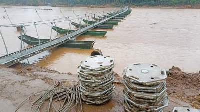 Exército traz novas pontes flutuantes para substituir as que foram levadas por enxurradas