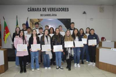 Alunos Nota 10 são homenageados na Câmara 