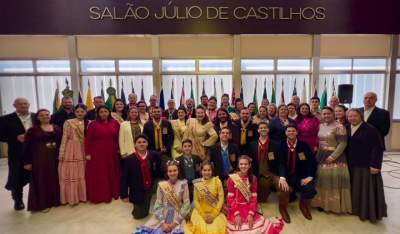 Parlamento Gaúcho homenageia Prendas e Peões em cerimônia especial