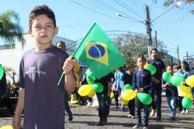 Caminhada Cívica leva grande público à avenida Pereira Rego