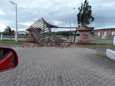 Fortes ventos derrubam pórtico de entrada do Parque de Eventos