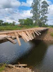 Ponte provisória sofre estragos 