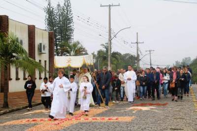 Religião: fiéis celebram feriado de Corpus Christi 