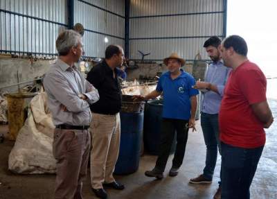 Comitiva candelariense visita cooperativa de reciclagem de lixo