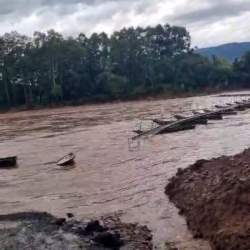 Ponte flutuante é levada por nova cheia do rio